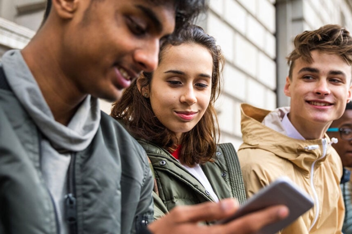 Νοοτροπία YOLO: Κίνδυνοι για τη Gen Z
